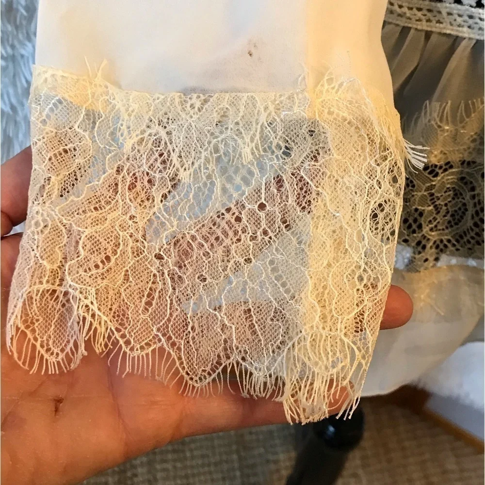 HARLYN blouse top with lace details. Size large. - Picture 3 of 5